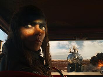 So sehen Kriegerinnen aus: Furiosa (Anya Taylor-Joy) mitten im Get&uuml;mmel.