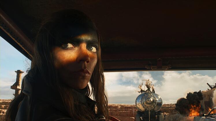 So sehen Kriegerinnen aus: Furiosa (Anya Taylor-Joy) mitten im Get&uuml;mmel.
