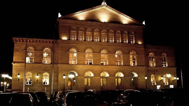 Festlich erleuchtet: das Coburger Landestheater. Der Kartenvorverkauf läuft allerdings nicht so reibungslos, wie er sollte: Personalmangel. Foto: Archiv/Jochen Berger