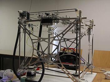 Der Reprap sieht noch sehr nach Bastler-Szene aus.