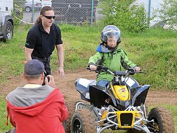Jung, klein und offroad: In Bad Kissingen kein Problem. Da kann man ein Quad testen, auch wenn man noch keinen Führerschein hat. Foto: Peter Rauch