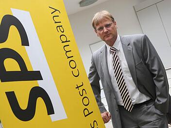 Michael Auerbach, Geschäftsführer von SPS Deutschland, in der Bamberger Zentrale: Das Unternehmen erfasst unter anderem für andere Firmen die Posteingänge und digitalisiert sie. Außerdem werden in Bamberg Kredit- und andere personalisierte Karten angefertigt. Foto: Matthias Hoch