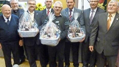 Die Männergemeinschaften ehrten drei langjährige Mitglieder (von links): Ehrenvorstand Wolfgang Dorsch, Wolfgang Witzgall, Günter Vogel (20 Jahre Mitglied), Markus Zirkel, Gottfried Fuchs und Georg Görtler (40 Jahre), Bürgermeister Rüdiger Gerst und 2. Vorstand Richard Fuchs. Foto: lth