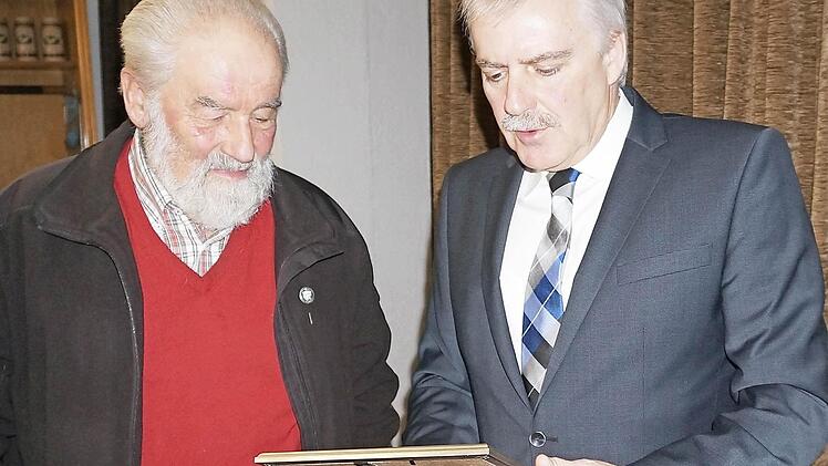 Bürgermeister Jürgen Karle (rechts) überreichte die silberne Sportehrennadel an Paul Heck. Foto: Gerd Schaar