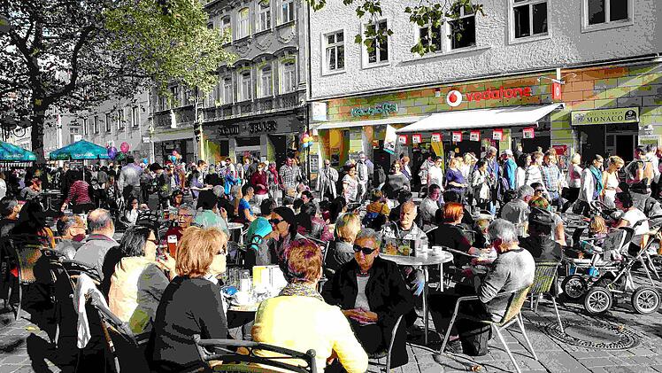 Tausende Besucher zieht es bei den verkaufsoffenen Sonntagen (Archivbild aus dem letzten Oktober) in die Innenstadt - ausnahmsweise florieren da die Geschäfte Einzelhändler, die im Alltag unter unter Umsatzeinbußen leiden. Foto: RiegerPress