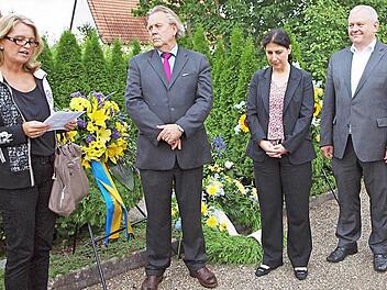 Zweite Bürgermeisterin Sabine Rießner, der FDP-Landesvorsitzende Albert Duin, die Staatssekretärin a. D. Katja Hessel und Thomas Hacker, Präsident der Thomas-Dehler-Stiftung (von links), gedachten des 48. Todestages des großen liberalen Politikers Thomas Dehler, der in Lichtenfels geboren und beerdigt wurde. Foto: Alfred Thieret