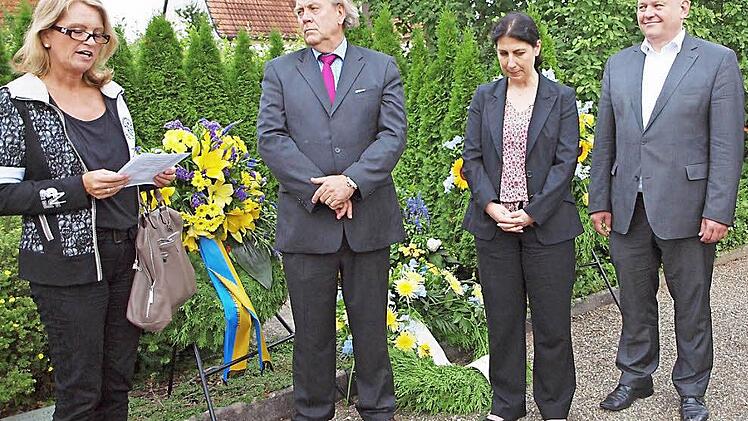 Zweite Bürgermeisterin Sabine Rießner, der FDP-Landesvorsitzende Albert Duin, die Staatssekretärin a. D. Katja Hessel und Thomas Hacker, Präsident der Thomas-Dehler-Stiftung (von links), gedachten des 48. Todestages des großen liberalen Politikers Thomas Dehler, der in Lichtenfels geboren und beerdigt wurde. Foto: Alfred Thieret