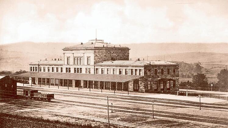 Das prachtvolle Bad Kissinger Bahnhofsgebäude steht heute weitgehend leer. Das historische Foto dürfte kurz nach der Inbetriebnahme anno 1874 entstanden sein. Foto: Archiv Saale-Zeitung