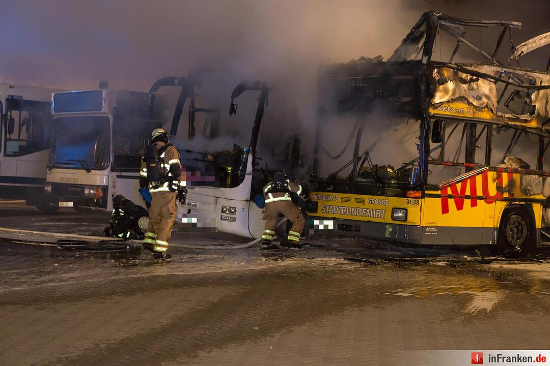 Erste Bilder: Mehrere Busse stehen in Vollbrand