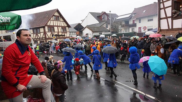 Klaus Brandenstein moderiert den Zug.  Foto: Arkadius Guzy