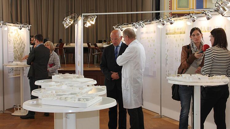 Im Festsaal des Klinikums wurden die Ergebnisse des Architektenwettbewerbs präsentiert.