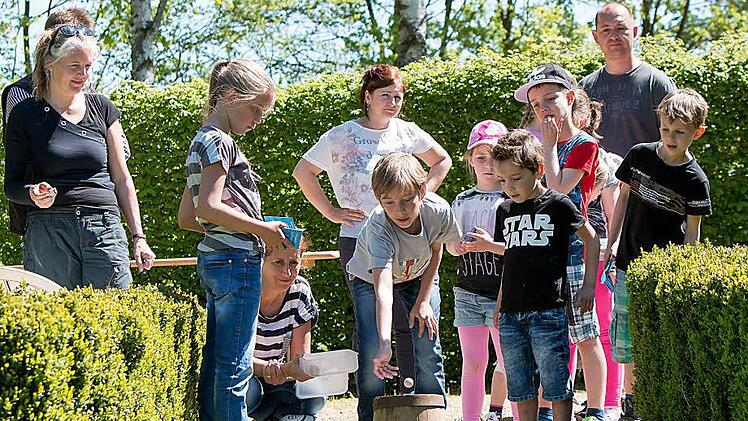 Großes Abschlussfest für Neustadt und seine Kinder: das Piratenfest im Freitzeitpark lockte am Sonntag unzählige Familien an. Foto: Albert Höchstädter