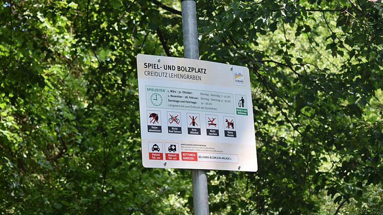 An den Spielplätzen in Coburg gibt es nun neue Schilder in neuem Design und Notfallnummern. Foto: Daniela Pondelicek