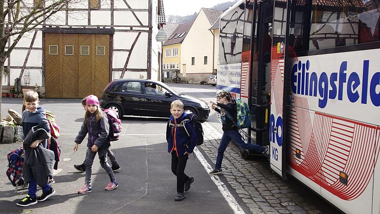 Um dem Bus eine Wendemöglichkeit in Machtilshausen zu geben, müsste der Baum am Feuerwehrhaus fallen oder eine andere Haltestelle in der vorderen Kapellenstraße eingerichtet werden.  Foto: Winfried Ehling