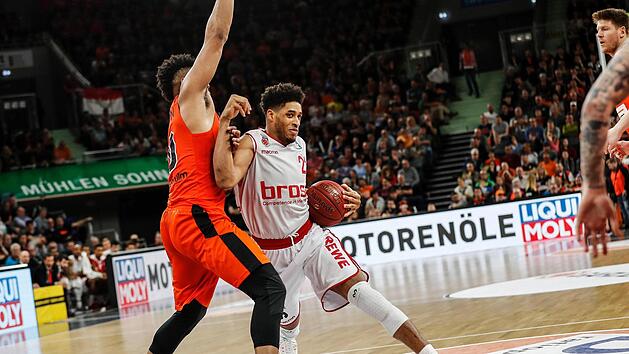 Augustine Rubit (mit Ball) zog h&auml;ufig mit viel Energie zum Korb. Hier l&auml;sst er auf dem Weg zu zwei seiner 18 Punkte den Ulmer Jerrelle Benimon stehen. Fotos: Daniel L&ouml;b