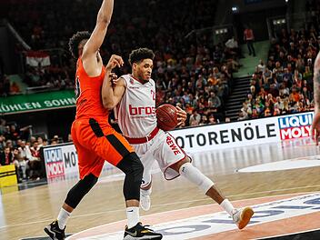 Augustine Rubit (mit Ball) zog häufig mit viel Energie zum Korb. Hier lässt er auf dem Weg zu zwei seiner 18 Punkte den Ulmer Jerrelle Benimon stehen. Fotos: Daniel Löb