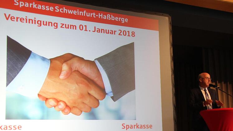 Die Sparkassen Schweinfurt und Ostunterfranken haben sich die Hand gereicht und fusioniert. Vorstandsvorsitzender Johannes Rieger bezeichnete den Zusammenschluss als richtig und wegweisend.  Klaus Schmitt