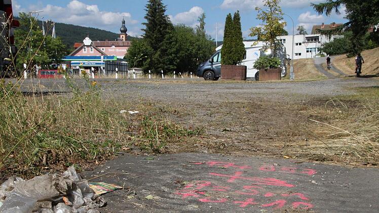 Der Radweg - hier die Markierungen auf dem Boden - wird am Rande des Areals entlang geführt, denn über die Gestaltung des Geländes ist noch nicht entschieden worden. Foto: Ulrike Müller