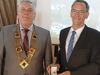 Zwei Männer, ein Ring: Oberbürgermeister Norbert Tessmer (links) verlieh seinem Nachfolger als Fraktionsvorsitzender und Leiter des Sozialreferats, Thomas Nowak, den Goldenen Ehrenring. Foto: Simone Bastian