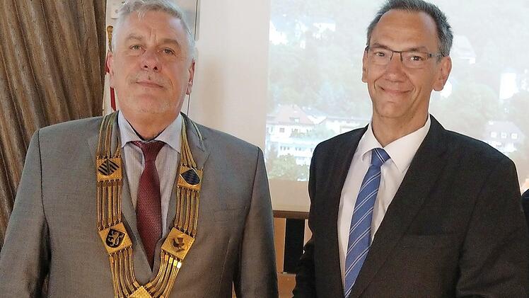 Zwei Männer, ein Ring: Oberbürgermeister Norbert Tessmer (links) verlieh seinem Nachfolger als Fraktionsvorsitzender und Leiter des Sozialreferats, Thomas Nowak, den Goldenen Ehrenring. Foto: Simone Bastian
