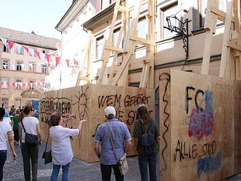 Gesprächsthema in Bamberg - auch ohne schwarze Graffiti-Schriftzüge - ist die hölzerne Stützkonstruktion, die das einsturzgefährdete Haus absichert. Foto: Sebastian Schanz