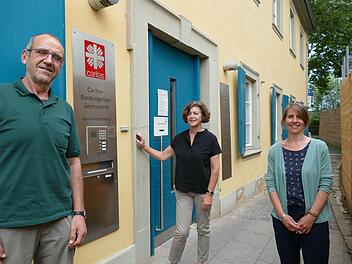 Vor dem Caritas-Beratungshaus: (v.l.) Klaus Will, Martina Nowak und Stephanie Roth.  Foto: Marion Krüger-Hundrup