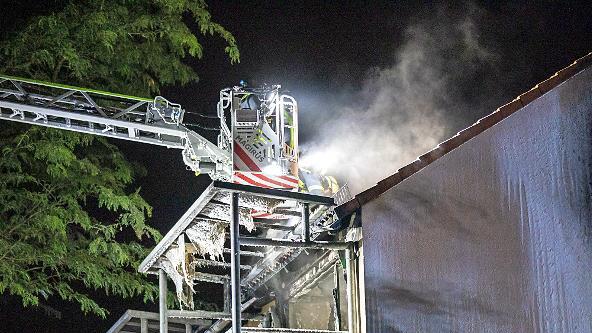 Eine Wohnung in der Jäckelstraße stand im Vollbrand, als die Feuerwehr eintraf. Ein Bewohner wurde lebensbedrohlich verletzt gerettet und eine Nachbarin musste mit der Drehleiter über den Balkon in Sicherheit gebracht werden.