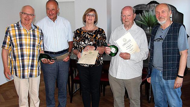 60 Jahre geh&ouml;ren Hans Magnus Mannel (2. von links) und Klaus-Peter (2. von rechts) dem Rh&ouml;nklub an. 25 Jahre ist Elfriede Pfeilsticker dabei. 2. Vorsitzender Rainer Kirch (links) und 1. Vorsitzender Egbert Haut &uuml;berreichten die Urkunden.