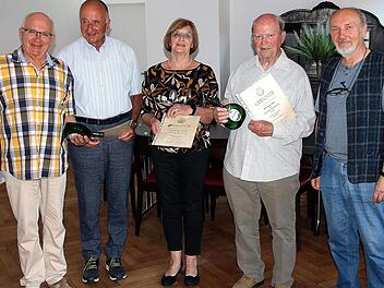 60 Jahre gehören Hans Magnus Mannel (2. von links) und Klaus-Peter (2. von rechts) dem Rhönklub an. 25 Jahre ist Elfriede Pfeilsticker dabei. 2. Vorsitzender Rainer Kirch (links) und 1. Vorsitzender Egbert Haut überreichten die Urkunden.