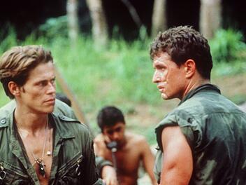Sie haben einen mörderischen Auftrag und können sich gegenseitig nicht ausstehen: Sergeant Elias (Willem Dafoe, links) und Sergeant Barnes (Tom Berenger).