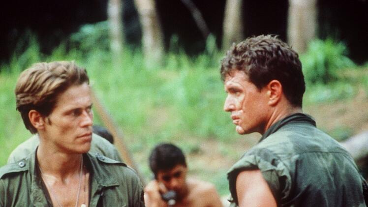 Sie haben einen mörderischen Auftrag und können sich gegenseitig nicht ausstehen: Sergeant Elias (Willem Dafoe, links) und Sergeant Barnes (Tom Berenger).