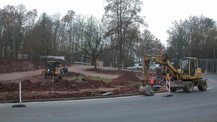 An der Einmündung der Euerdorfer Straße in den Westring haben die Bauarbeiten begonnen. Zu größeren Verkehrsbehinderungen kommt es deshalb allerdings nicht, weil die Fahrbahn breit genug ist. Fotos: Thomas Ahnert
