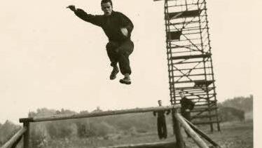 Erich Schneider überwindet die Hindernisbahn, die er mit anderen Rekruten des Grenadierlehrbataillons gebaut hat. Foto: privat