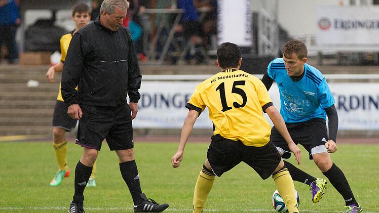 Torlos endete die Vorrundenpartie zwischen dem FC Redwitz und dem FC Niederlamit. Hier wird der ballführende Redwitzer (rechts) von einem Niederlamitzer gestoppt. Foto: Heinrich Weiß