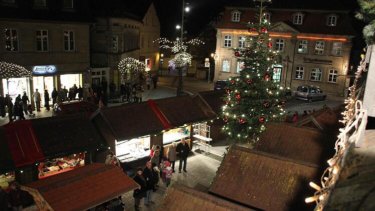 Blick auf den Kronacher Weihnachtsmarkt  Foto: Friedwald Schedel
