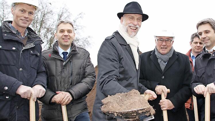 Unter anderem Thomas Hornung von der Tiefbauabteilung, Oberbürgermeister Kay Blankenburg, Bürgermeister Thomas Leiner und Kurdirektor Frank Oette setzten gestern zum offiziellen Spatenstich an.  Foto: Ruppert