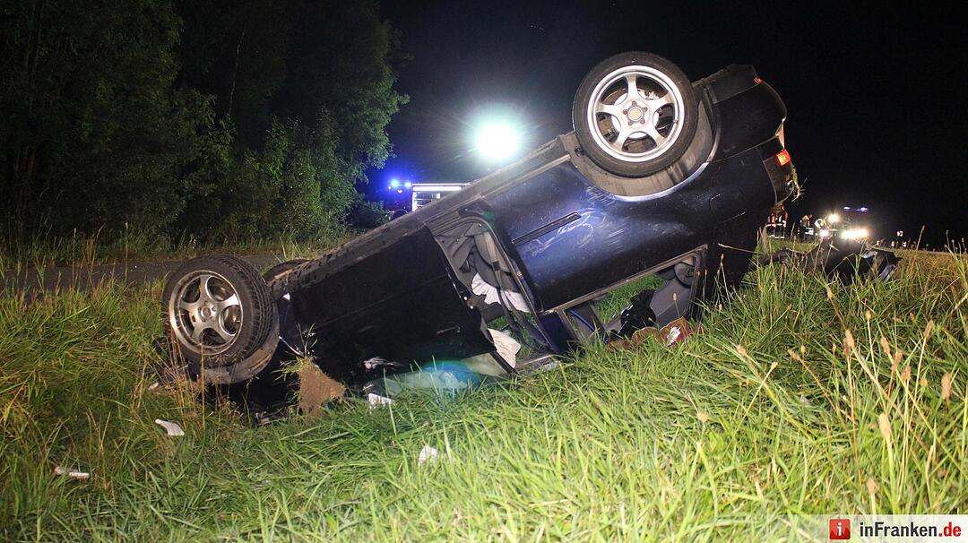 Pkw landet nach Überschlag auf Dach - Insassen kamen mit leichten Verletzungen davon