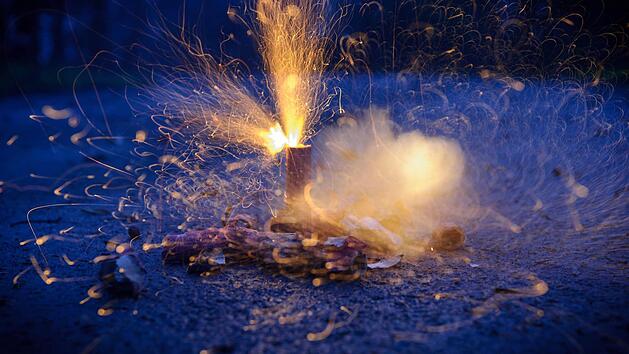 Ein brennender Misthaufen hat im Landkreis W&uuml;rzburg f&uuml;r einen Feuerwehreinsatz gesorgt. Zwei Jungen hatten den Mist mit Krachern in Brand gesetzt. Symbolfoto: Tobias Kleinschmidt/dpa