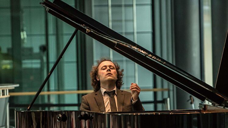 Der Pianist Alexander Schimpf beeindruckte als Beethoven-Interpret bei der Coburger "Gesellschaft der Musikfreunde" im HUK-Foyer. Foto: Jochen Berger