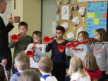 Nur ein paar Sekunden Einweisung brauchten die sechs Superspezial-Posaunisten in der Pressecker Schule, um zusammen mit den Profi-Musikern von Rekkenze zu jazzen.Klaus Klaschka