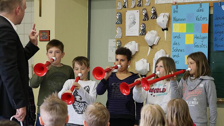Nur ein paar Sekunden Einweisung brauchten die sechs Superspezial-Posaunisten in der Pressecker Schule, um zusammen mit den Profi-Musikern von Rekkenze zu jazzen.Klaus Klaschka