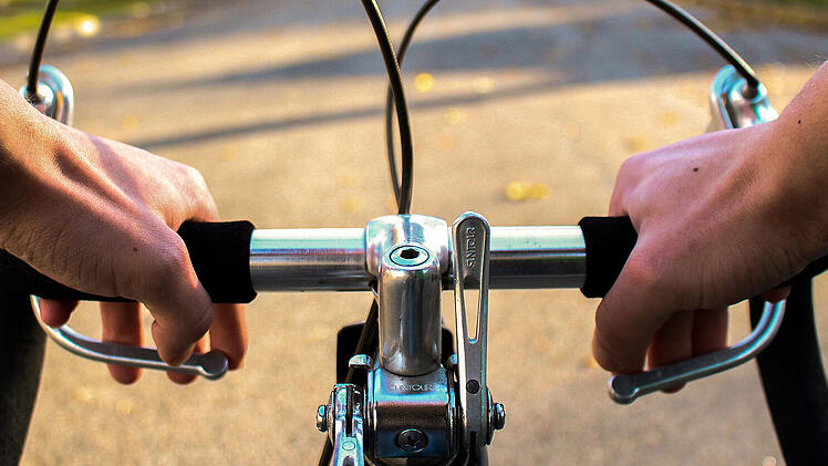 Ein Fahrradfahrer wird in Bamberg gesucht. Er hatte zwei Autos besch&auml;digt und sich einfach aus dem Staub gemacht. Symbolfoto: Zienith/pixabay.com