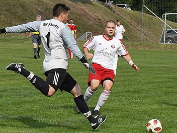 Schondras Keeper Marius Müller klärt vor einem Obererthaler. Später fliegt er mit Rot vom Platz. Am deutlichen Sieg der Rhöner ändert das aber nichts.  Foto: Hopf