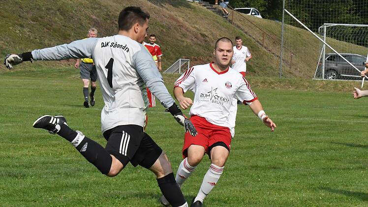 Schondras Keeper Marius Müller klärt vor einem Obererthaler. Später fliegt er mit Rot vom Platz. Am deutlichen Sieg der Rhöner ändert das aber nichts.  Foto: Hopf