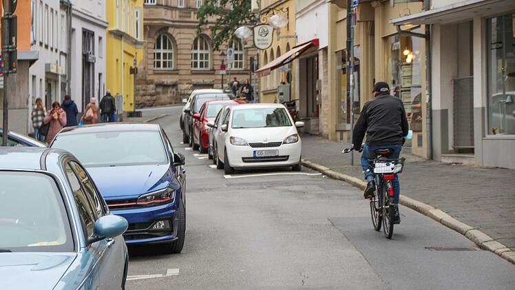 Dieser Radfahrer hat Glück - und deshalb Platz: Ihm kommt in der Webergasse kein Auto entgegen.