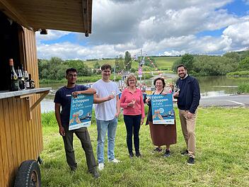 Volkach l&auml;dt zum F&auml;hrenschoppen ein - ein Glas Wein genie&szlig;en am Main