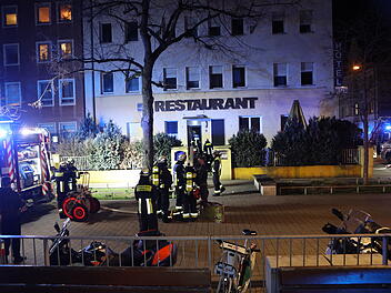 Nürnberg: Dichter Rauch quillt aus Hotelgebäude - Feuerwehr löscht mit Großaufgebot Zimmerbrand