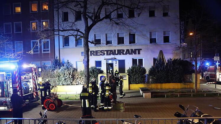 Nürnberg: Dichter Rauch quillt aus Hotelgebäude - Feuerwehr löscht mit Großaufgebot Zimmerbrand