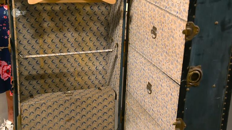 Der Experte weiß: Die meisten Beschädigungen kamen daher, dass der Koffer "einfach nur schlecht gestanden hat".