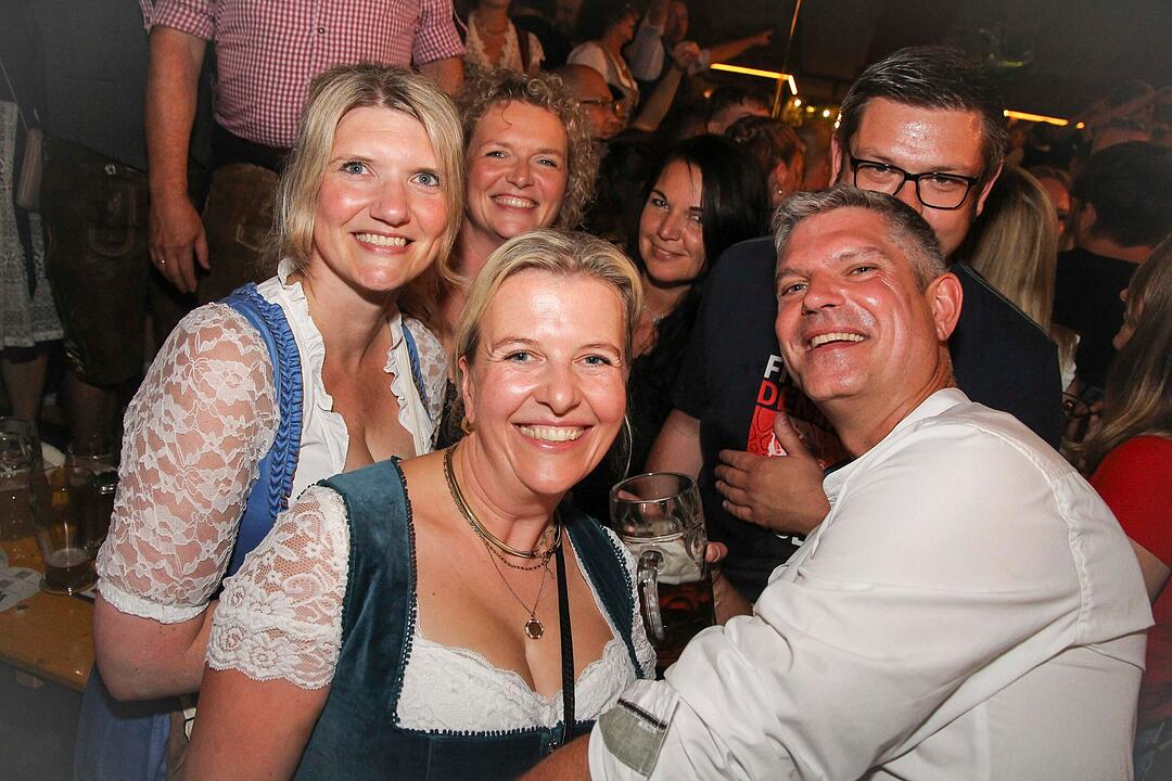 Tanzen, Feiern, Mitsingen &ndash; bayerische Partystimmung bis Mitternacht.